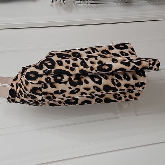 Forever 21, Size M, Leopard Print Blouse.  Button Down. Excellent Used Cond. - Picture 6 of 12